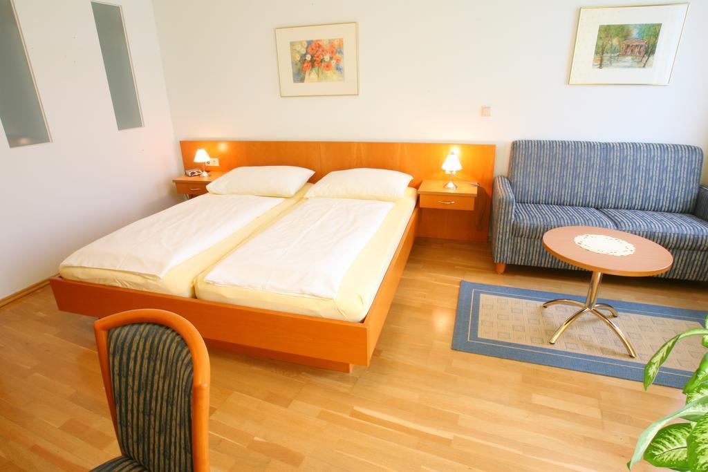 Solens Land Guest House Bed & Breakfast Fruhstuckshotel Frauenkirchen Bilik gambar